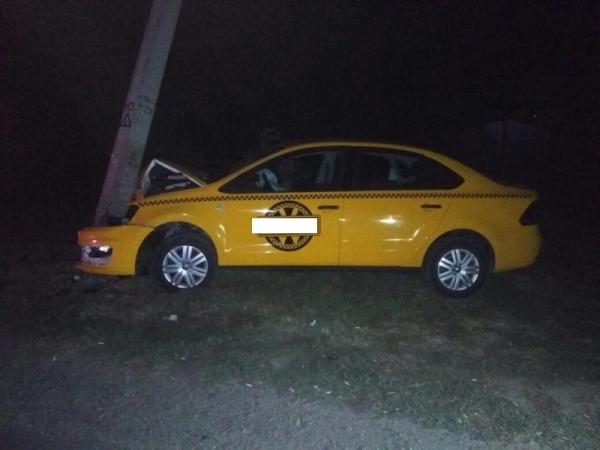 В Изобильном такси на полном ходу врезалось в фонарный столб, пострадала пассажирка
